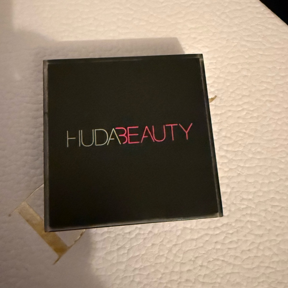 Huda Beauty tantour